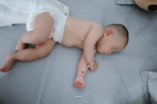 来宾两个月宝宝肚子胀气